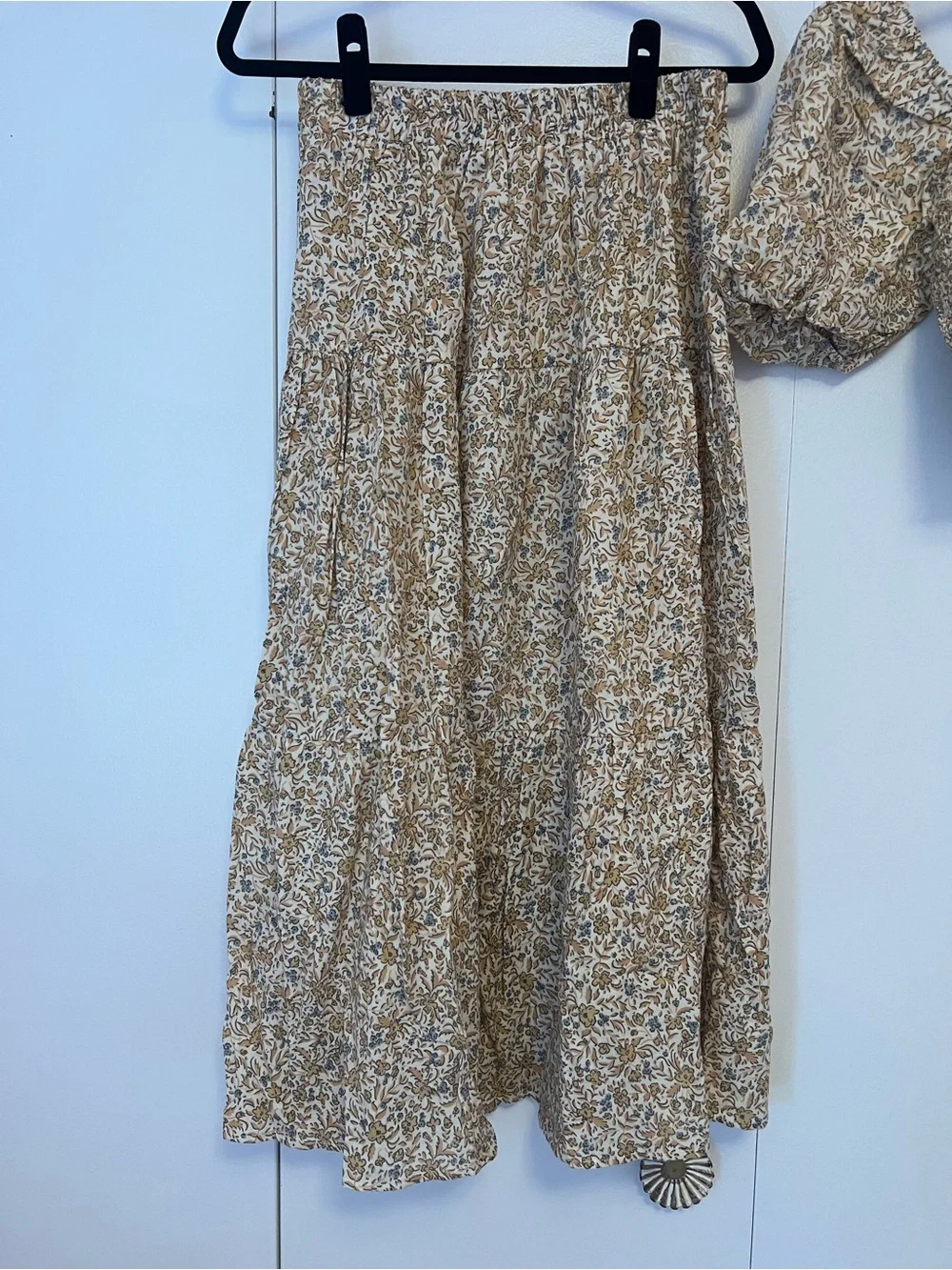 Rylee & Crew Floral Puff Sleeve Crop Top & Midi Skirt Set - Beige Floral - Picture 2 of 4